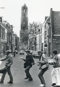 826254 Afbeelding van enkele deelnemers aan de wandelpuzzeltocht door de Utrechtse binnenstad, op de Lange Nieuwstraat. ...